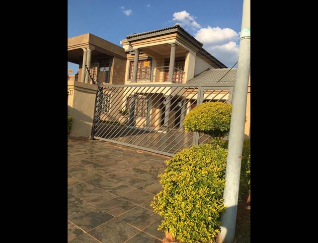 5 BEDROOM HOUSE FOR SALE IN CHROOM PARK